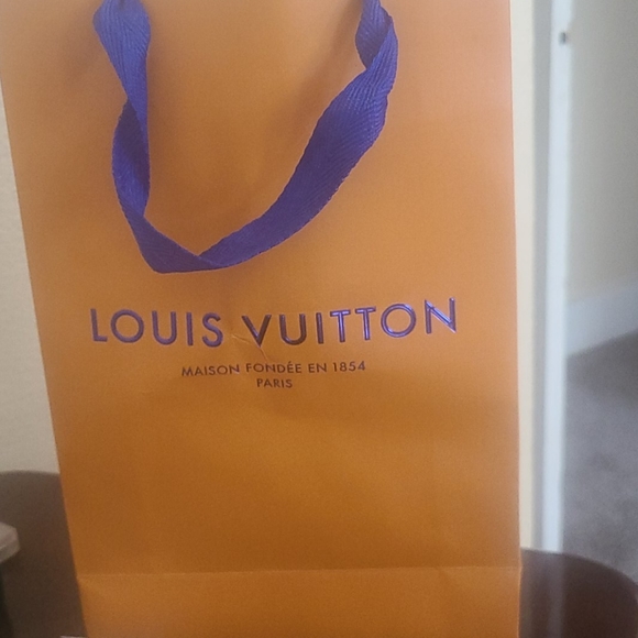 Louis Vuitton - Picture 1 of 5
